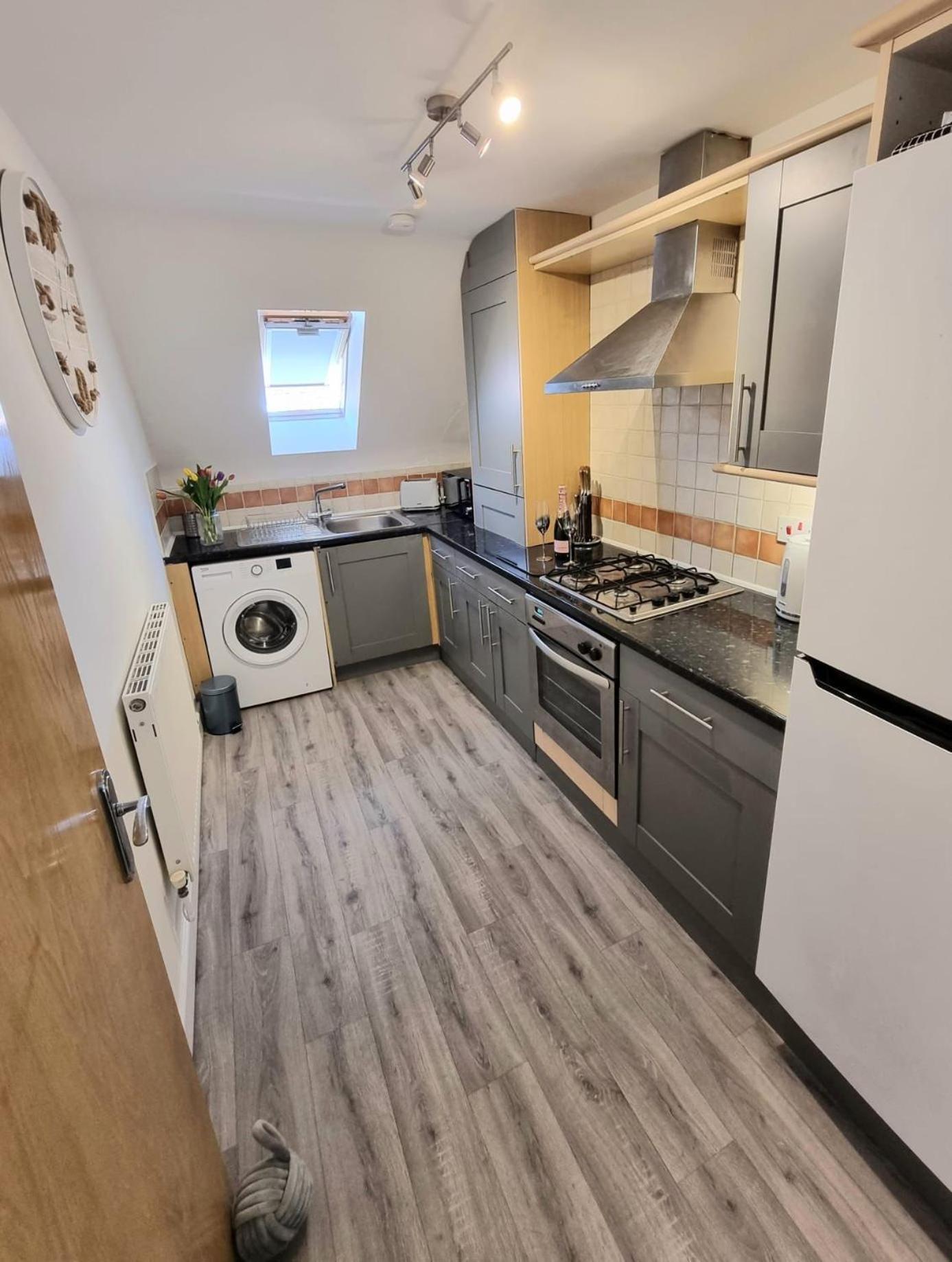 Centrally Located Boscombe Beach Apart With Parking Борнмут Экстерьер фото